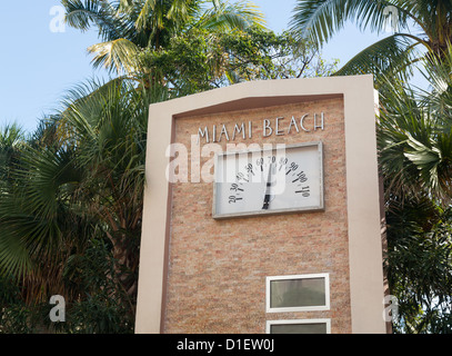 Thermomètre à cadran externe South Beach de Miami en hiver avec des températures fraîches Banque D'Images