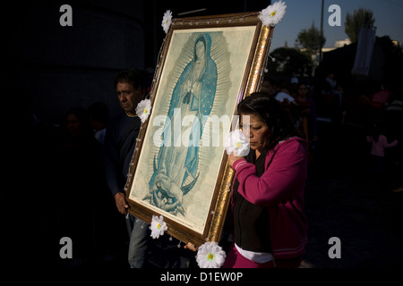 Pèlerins porteurs d'une image de la Notre Dame de Guadalupe à l'extérieur de la Basilique Notre Dame de Guadalupe à Mexico Banque D'Images