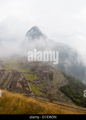 Matin vue sur le Machu Picchu comme brume efface de la montagne Banque D'Images