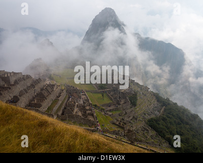 Matin vue sur le Machu Picchu comme brume efface de la montagne Banque D'Images