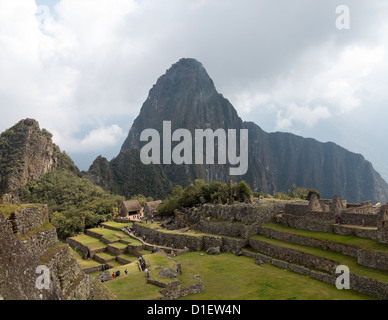 Matin vue sur le Machu Picchu comme brume efface de la montagne Banque D'Images