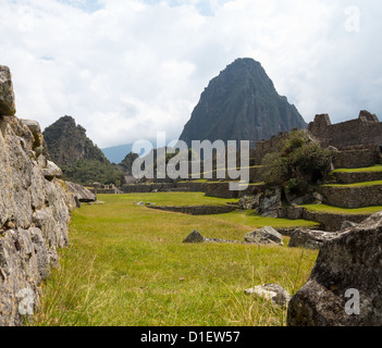 Matin vue sur le Machu Picchu comme brume efface de la montagne Banque D'Images