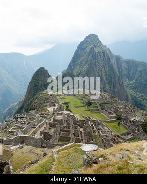 Matin vue sur le Machu Picchu comme brume efface de la montagne Banque D'Images