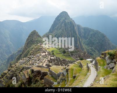 Matin vue sur le Machu Picchu comme brume efface de la montagne Banque D'Images