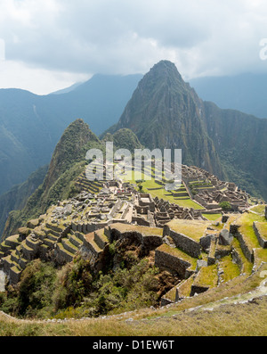 Matin vue sur le Machu Picchu comme brume efface de la montagne Banque D'Images