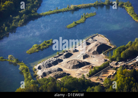 Lac de dragage avec végétation des îles et des collines de sable et de gravier, aerial photo Banque D'Images