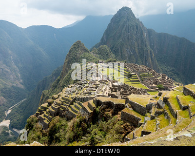 Matin vue sur le Machu Picchu comme brume efface de la montagne Banque D'Images