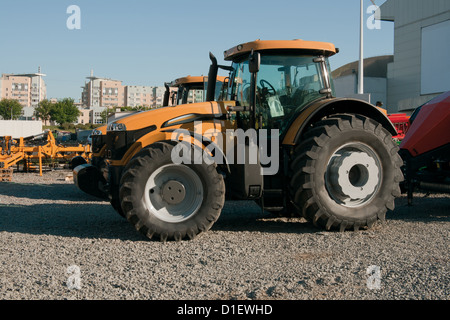 Gros plan du tracteur moderne jaune pour le stationnement Banque D'Images