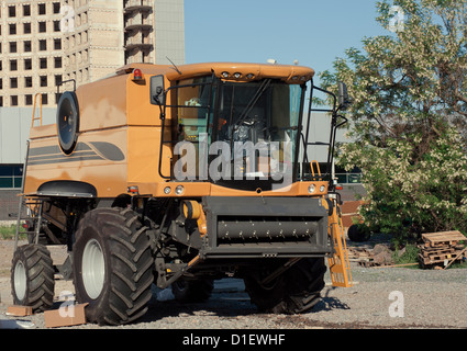 Gros plan du tracteur moderne jaune sur parking Banque D'Images