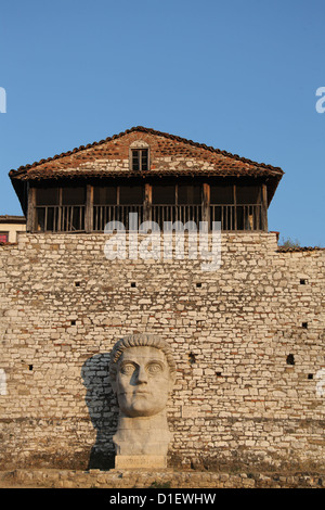 Nouvelle Sculpture de l'empereur Constantin le Grand Château à Berat en Albanie Banque D'Images