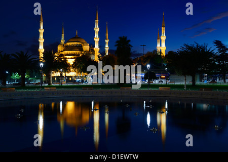 Mosquée bleue allumé au crépuscule avec réflexion dans fountain Istanbul Turquie Banque D'Images
