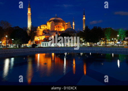 Phares sur Sainte-sophie au crépuscule avec des réflexions en fountain Istanbul Turquie Banque D'Images