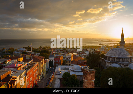 Coucher de soleil derrière le minaret de Sokollu avec peu de mosquée Sainte-Sophie et la mer de Marmara Istanbul Turquie Banque D'Images