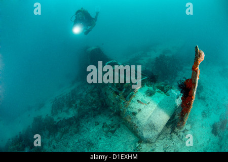 Plane wreck à partir de la seconde guerre mondiale dans le port de Kavieng, Papouasie-Nouvelle-Guinée, underwater Banque D'Images