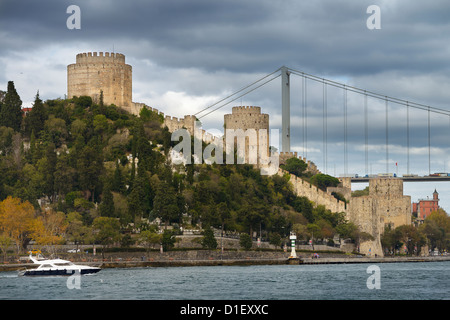 Château et Rumelihisari Rumelian Asiyan Asri cimetière sur le Bosphore avec pont Fatih Sultan Mehmet Istanbul Turquie Banque D'Images