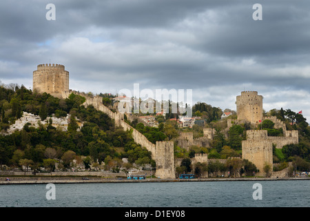 Château et Rumelihisari Rumelian Asiyan Asri cimetière sur le Bosphore Istanbul Turquie Banque D'Images