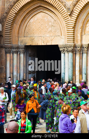 Groupe coloré de visiteurs à l'entrée de l'église du Saint-Sépulcre à Jérusalem Banque D'Images