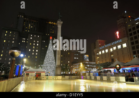 La patinoire sur la place de l'Union au cours des célébrations de fin d'année, San Francisco, CA Banque D'Images