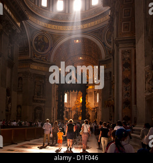 Flux de lumière dans la Basilique Saint Pierre, Rome Banque D'Images