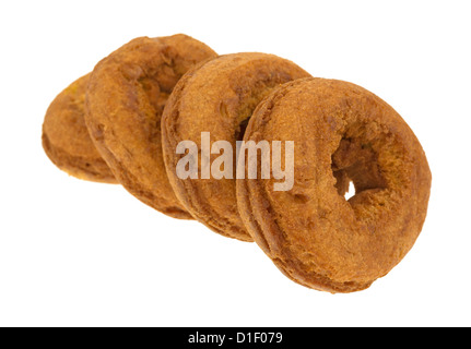 Quatre beignets de citrouille dans une rangée sur un fond blanc. Banque D'Images