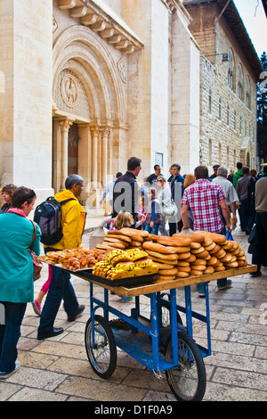 Un panier de produits frais de boulangerie dans les rues de Jérusalem, Israël Banque D'Images