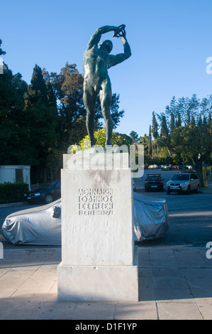 Statue de lanceur de disque à l'avant du Stade Olympique Kalimarmaro Athènes, Grèce Banque D'Images