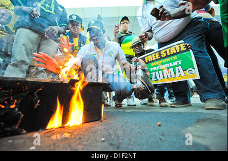 BLOEMFONTEIN, AFRIQUE DU SUD - le 18 décembre : Jacob Zuma partisans brûler un petit mock coffin pour les partisans des Motlanth Kgalema Jour 3 de la Conférence de l'ANC, Jacob Zuma, qui a réélu comme président de l'ANC le 17 décembre 2012, à Bloemfontein, Afrique du Sud. Cyril Ramaphosa a été élu vice-président, Gwede Mantashe Secrétaire général et Jesse Duarte comme Secrétaire général adjoint. (Photo par Gallo Images / Foto24 / Conrad Borman) Banque D'Images