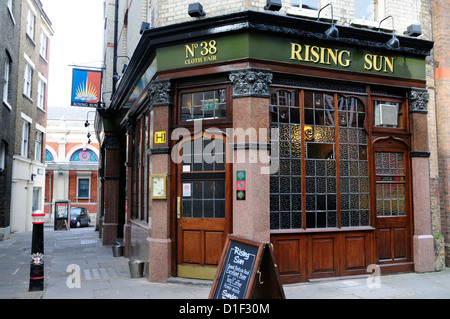 Le Rising Sun Pub, juste en tissu, Smithfield, Londres, Angleterre Banque D'Images