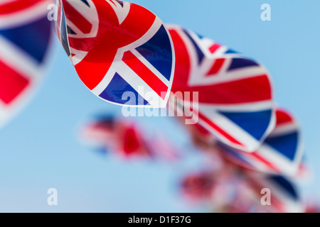 Union Jack bunting qui souffle dans la brise lors d'une célébration du Jubilé de diamant en juin 2012, Northumberland, England Banque D'Images
