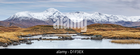 Vue panoramique sur Lochan na stainge sur Rannoch Moor au Mont Noir, Highlands, Scotland Banque D'Images