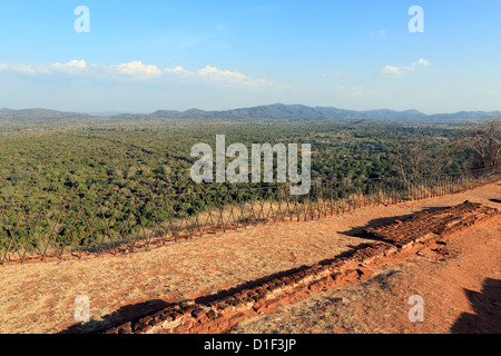 Vue depuis le haut de Sigiriya Lions Rock Rock ancienne forteresse au Sri Lanka Banque D'Images