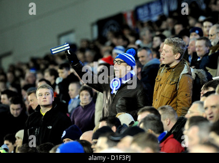 Brighton et Hove Albion fans de football avec un hochet à l'ancienne - usage éditorial uniquement. Pas de merchandising. Pour les images de football, les restrictions FA et Premier League s'appliquent inc. Aucune utilisation Internet/mobile sans licence FAPL - pour plus de détails, contactez football Dataco Banque D'Images