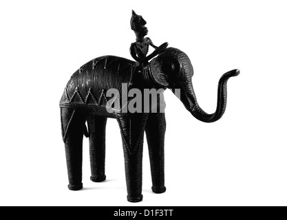 Éléphant statue en bronze foncé avec rider isolé sur un fond blanc. Banque D'Images