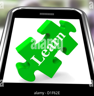 En savoir plus sur Smartphone montrant les leçons de loisirs et d'enseignement Banque D'Images