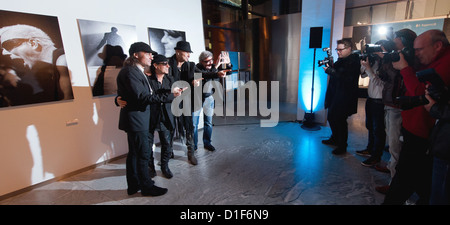 Membre de scorpions et rock band MATTHIAS JABS (L-R), Klaus Meine et Rudolf Schenker stand avant l'ouverture d'une photo exposition de photographies de Marc Theis (R) du Luxembourg à Munich, Allemagne, le 18 décembre 2012. Hier soir, le dernier concert de la 'Final Sting World Tour 2012' a eu lieu à Munich. Photo : PETER KNEFFEL Banque D'Images