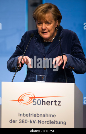 La chancelière allemande Angela Merkel lance la officiall l'ouverture de la nouvelle ligne du circuit d'alimentation de l'Est-Ouest à Schwerin, Allemagne, 18 décembre 2012. Le 380-kw ligne est considérée comme partie importante de l'énergie verte de tour. L'actuelle ligne rapide du nord-est de l'énergie éolienne transmet entre Schwerin et le Kruemmel power plant à Remscheid, Allemagne. Photo : JENS BUETTNER Banque D'Images