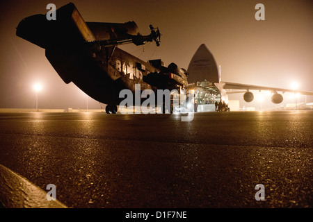 CH 53 spécialistes charger un hélicoptère dans l'avion cargo Antonov dans le camp Marmal à Masar-i-Scharif, Afghanistan, le 17 décembre 2012. De nombreux mashines sont renvoyées à l'Allemagne, même avant la date de retrait des Allemands de l'Afghanistan en 2014. PHOTO : MAURIZIO GAMBARINI Banque D'Images