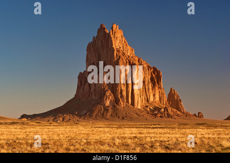 Shiprock, montagne sacrée Navajo, monolithe, au lever du soleil, Nouveau-Mexique, ÉTATS-UNIS Banque D'Images