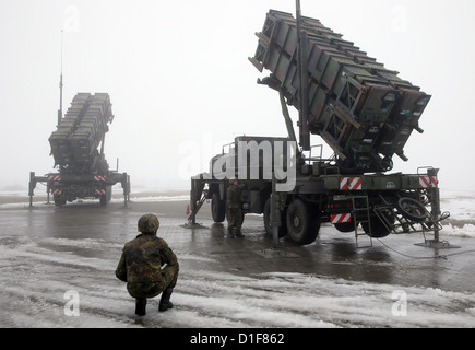 Le 'Patriot' système de missiles sol-air est présenté par le groupe de missiles anti-aériens (21) Chinon(Ville) et 24 (Mauvais Suelze) pendant une journée des médias par les forces armées allemandes à Warbelow, Allemagne, 18 décembre 2012. En vertu d'une décision prise par le Bundestag allemand, les Forces armées allemandes' 'Patriot' système sera utilisé en Turquie pour protéger le partenaire de l'OTAN à partir de la République d'attaques. Photo : BERND WUESTNECK Banque D'Images