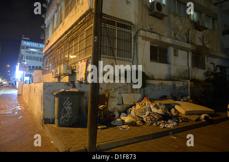 Les ordures s'entasse devant une maison à Tel Aviv, Israël, 07 décembre 2012. Photo : Rainer Jensen Banque D'Images