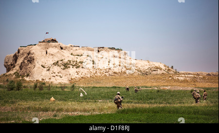 Les Marines américains marche à travers un terrain au cours d'une patrouille de sécurité le 30 avril 2012 à Durzah, en Afghanistan. Banque D'Images