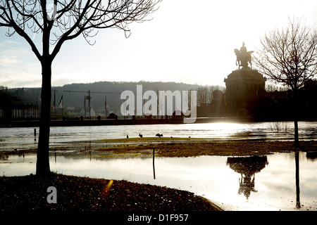 La Statue équestre de l'empereur allemand Guillaume Ier se reflète dans les berges inondées de la Moselle à la Deutsche Eck au confluent des rivières du Rhin et de la Moselle à Coblence, Allemagne, 18 décembre 2012. Le dégel de ces derniers jours a soulevé le niveau d'eau dans les rivières. Photo : Thomas Frey Banque D'Images