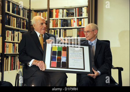 (HANOUT) un document daté du 18 décembre 2012 montre l'ancien chancelier allemand Helmut Kohl (L) recevant le président du Conseil européen Herman Van Rompuy à sa résidence privée à Ludwigshafen, Allemagne. Von Rompuy a Kohl une copie du Prix Nobel de la paix. L'UE a reçu le Prix Nobel de la Paix à Oslo le 10 décembre 2012 pour six décennies de réussite des politiques de réconciliation. Photo : DANIEL BISKUP/BILDZEITUNG Banque D'Images