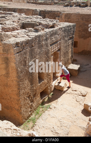 Tombes des rois une importante attraction archéologique à Paphos Chypre les touristes à la recherche à l'intérieur Banque D'Images