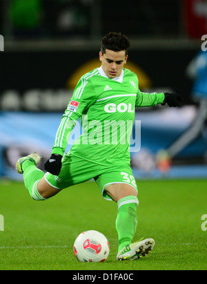 Wolfsburg's Fagner passe le ballon au cours de la Bundesliga match entre VfL Wolfsburg et l'Eintracht Francfort à Volkswagen-Arena à Wolfsburg, Allemagne, 15 décembre 2012. Photo : Peter Steffen Banque D'Images