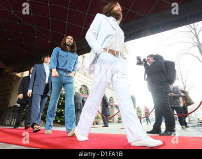 Figures de cire de John Lennon (r-l), George Harrison, Paul McCartney et Ringo Starr comme Beatles Abbey Road est à l'hôtel Adlon à Berlin, Allemagne, 18 décembre 2012. Il y a cinquante ans, les Beatles sortent leur premier single. À cette occasion, Mme Tussaouds présente les Beatles Abbey Road comme figures de cire. Jusqu'à la fin de l'année, tous les visiteurs qui seront négociées sur un original beatles ep obtenez gratuitement l'entrée au spectacle. Photo : STEPHANIE PILICK Banque D'Images