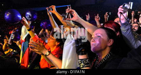 Fans de Klaus Meine et sa bande Les Scorpions pendant le dernier concert de sa dernière tournée mondiale de Sting à l'Olympiahalle de Munich, Allemagne, le 17 décembre 2012. Photo : Frank Leonhardt Banque D'Images