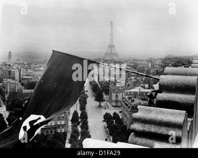 Un drapeau de la croix gammée est placé sur l'Arc de Triomphe lors de l'invasion de Paris par les troupes allemandes en juin 1940. Fotoarchiv für Zeitgeschichte Banque D'Images