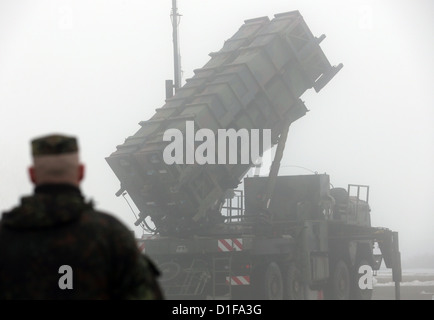 Le 'Patriot' système de missiles sol-air est présenté par le groupe de missiles anti-aériens (21) Chinon(Ville) et 24 (Mauvais Suelze) pendant une journée des médias par les forces armées allemandes à Warbelow, Allemagne, 18 décembre 2012. En vertu d'une décision prise par le Bundestag allemand, les Forces armées allemandes' 'Patriot' système sera utilisé en Turquie pour protéger le partenaire de l'OTAN à partir de la République d'attaques. Photo : BERND WUESTNECK Banque D'Images