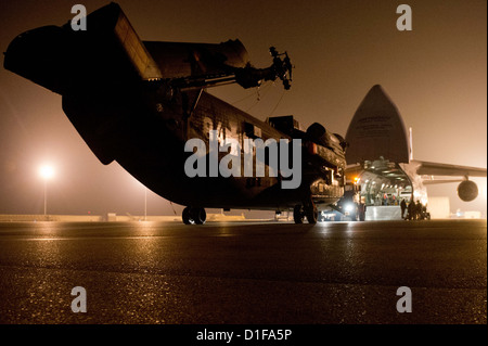 CH 53 spécialistes charger un hélicoptère dans l'avion cargo Antonov dans le camp Marmal à Masar-i-Scharif, Afghanistan, le 17 décembre 2012. De nombreux mashines sont renvoyées à l'Allemagne, même avant la date de retrait des Allemands de l'Afghanistan en 2014. PHOTO : MAURIZIO GAMBARINI Banque D'Images